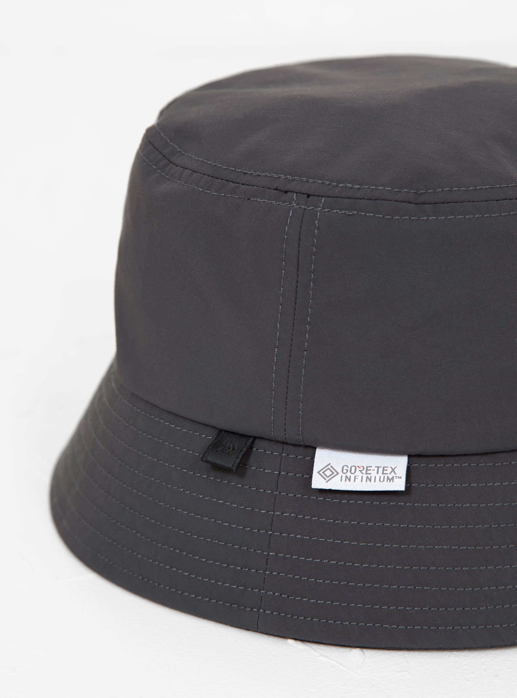 Tech GORE-TEX Bucket Hat Charcoal by Daiwa Pier39 | Couverture