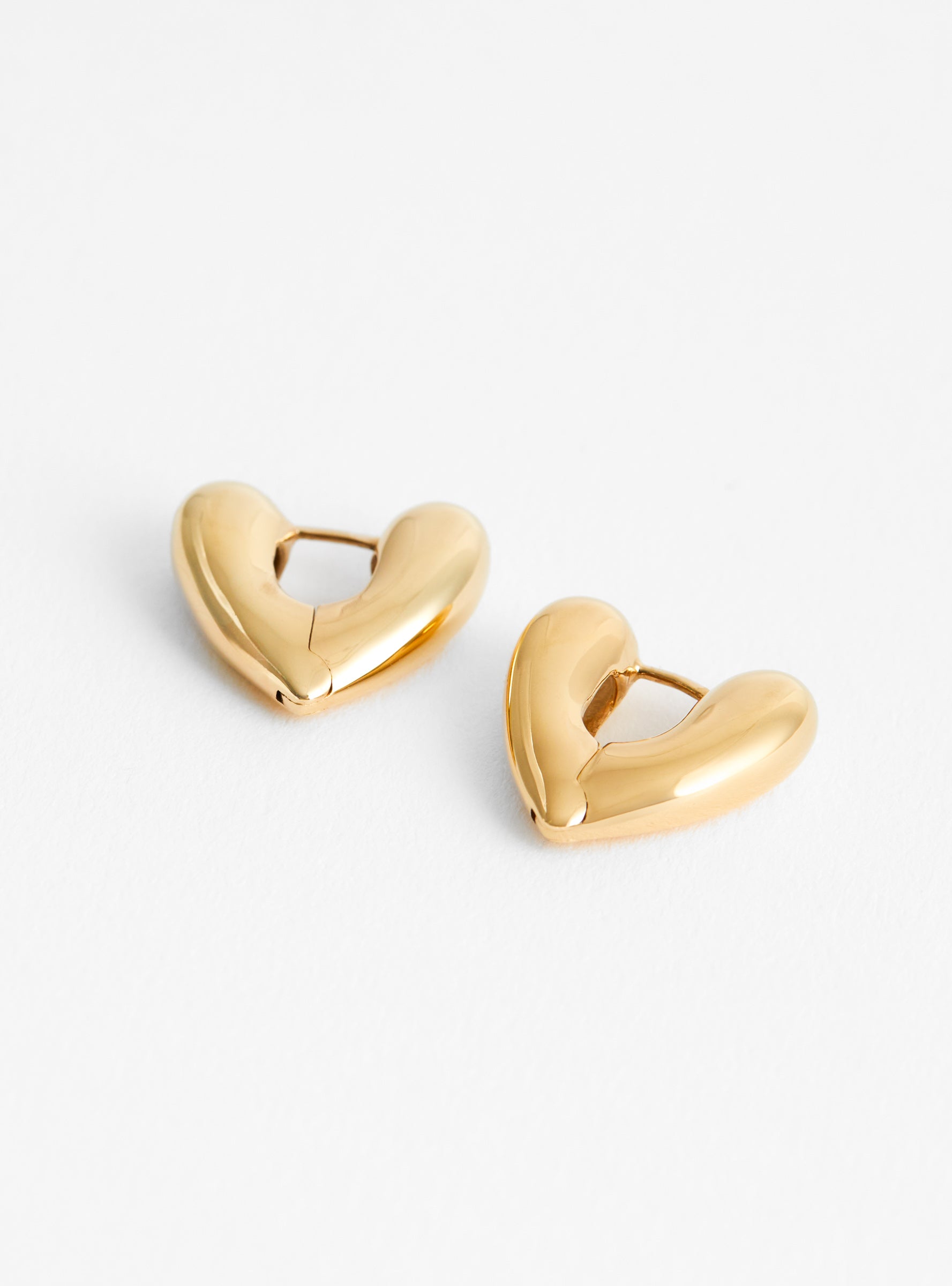 Small Heart Gold-Plated Hoop Earrings by Annika Inez Couverture