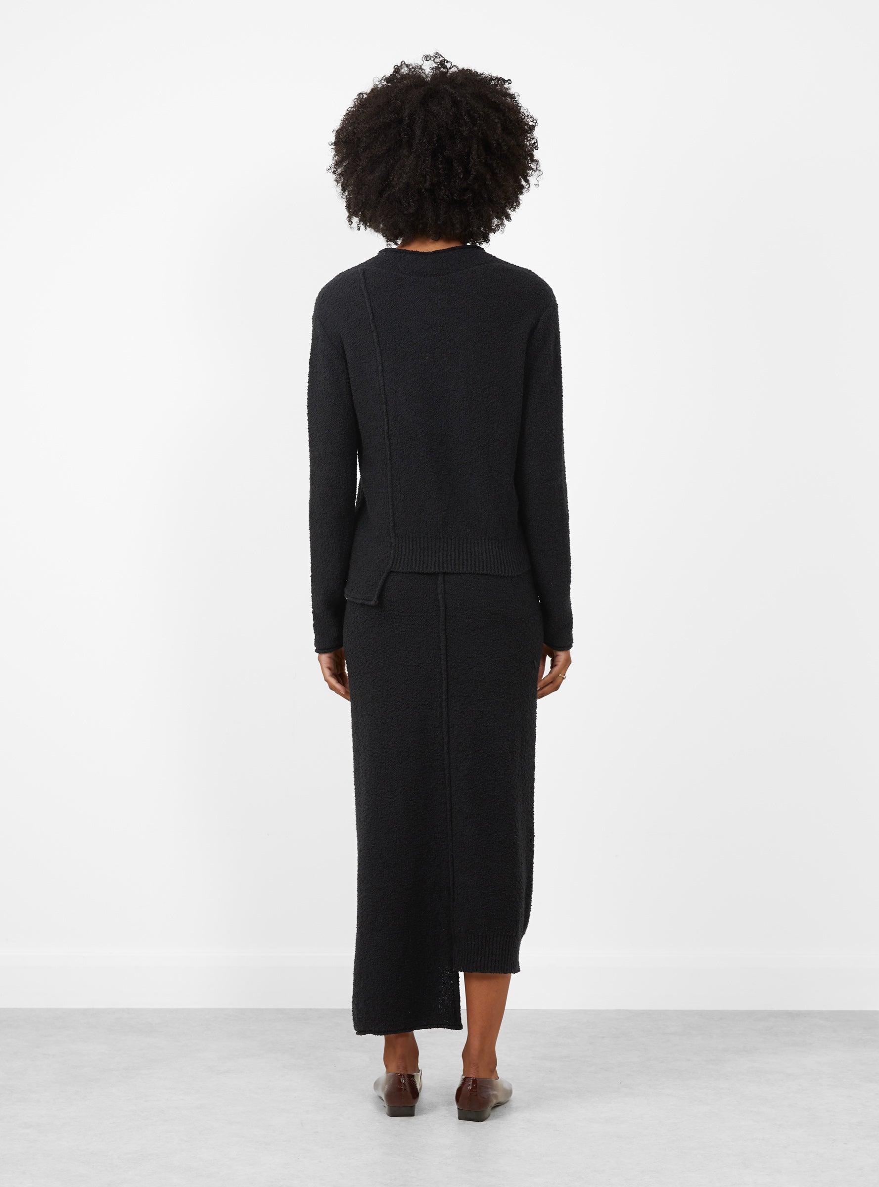 Boucle V Neck Jumper Black-Black-Lauren manoogian(model back) at Couverture & The Garbstore [pos:3.jpg]