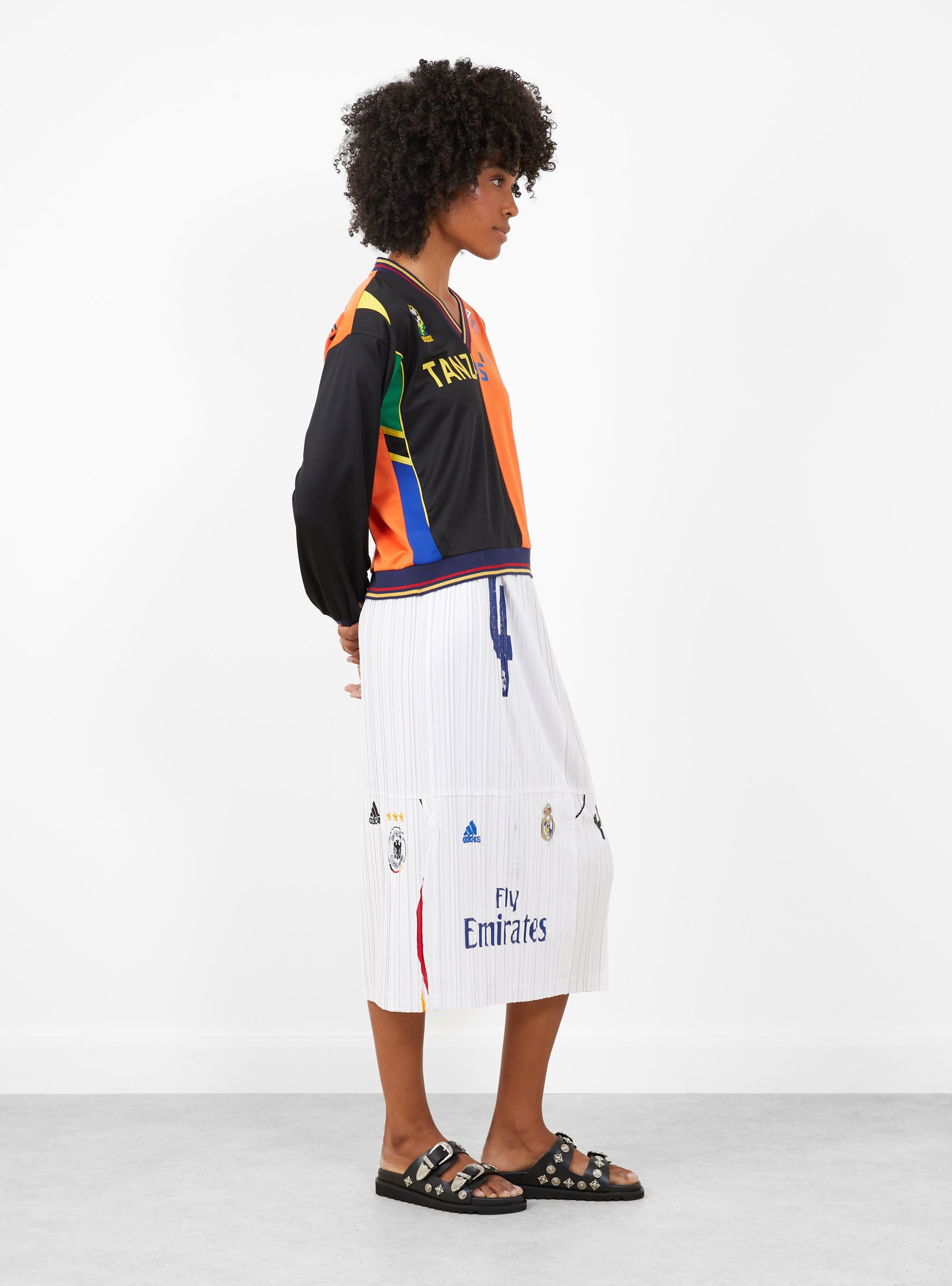 Futebol V-Neck Jersey Multi S2-Multi-Renata Brenha(model side) at Couverture & The Garbstore [pos:2.jpg]
