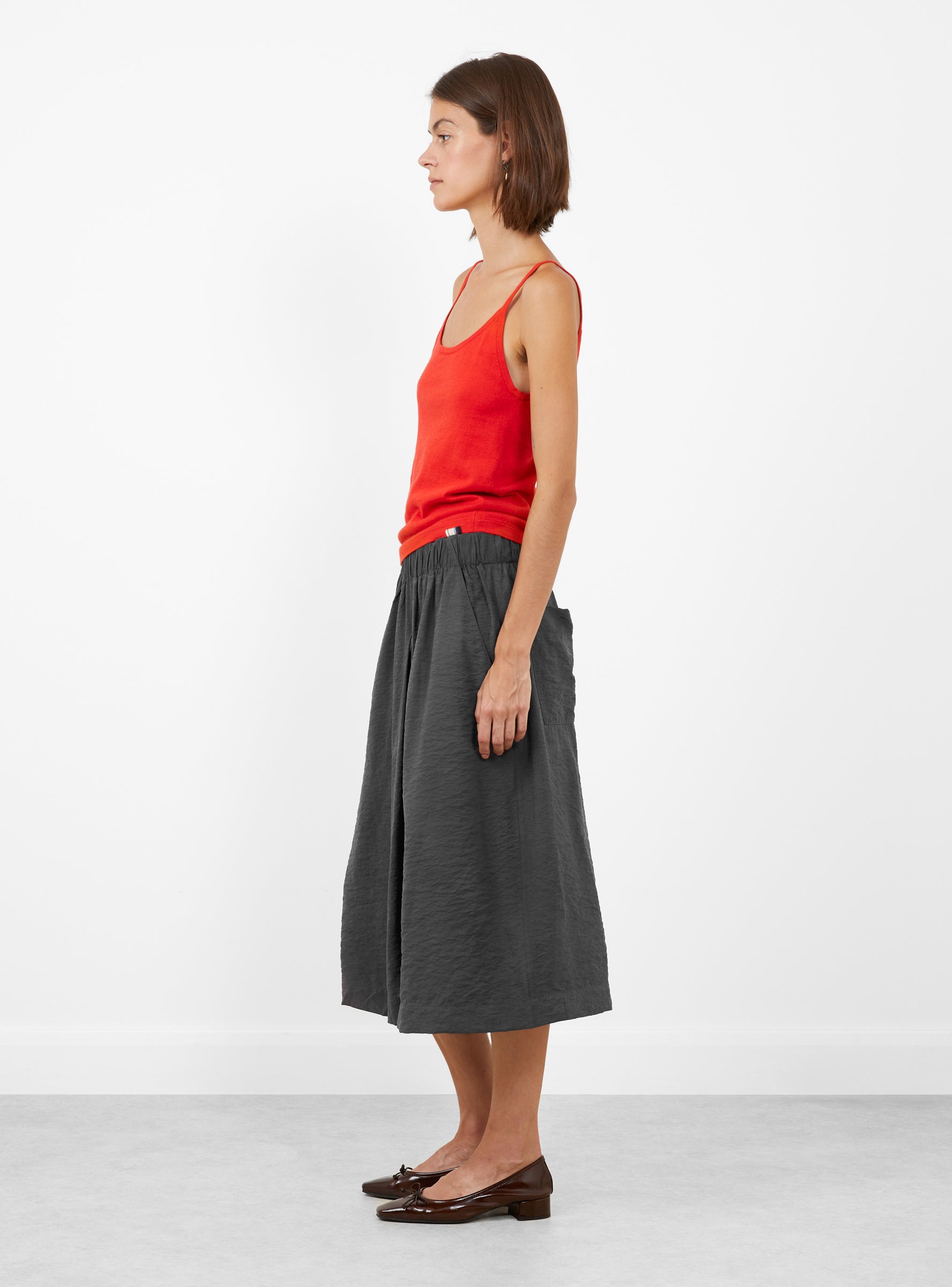 No 471 Britney Tank Top Tomato Tomato Extreme Cashmere (model side) at Couverture & The Garbstore