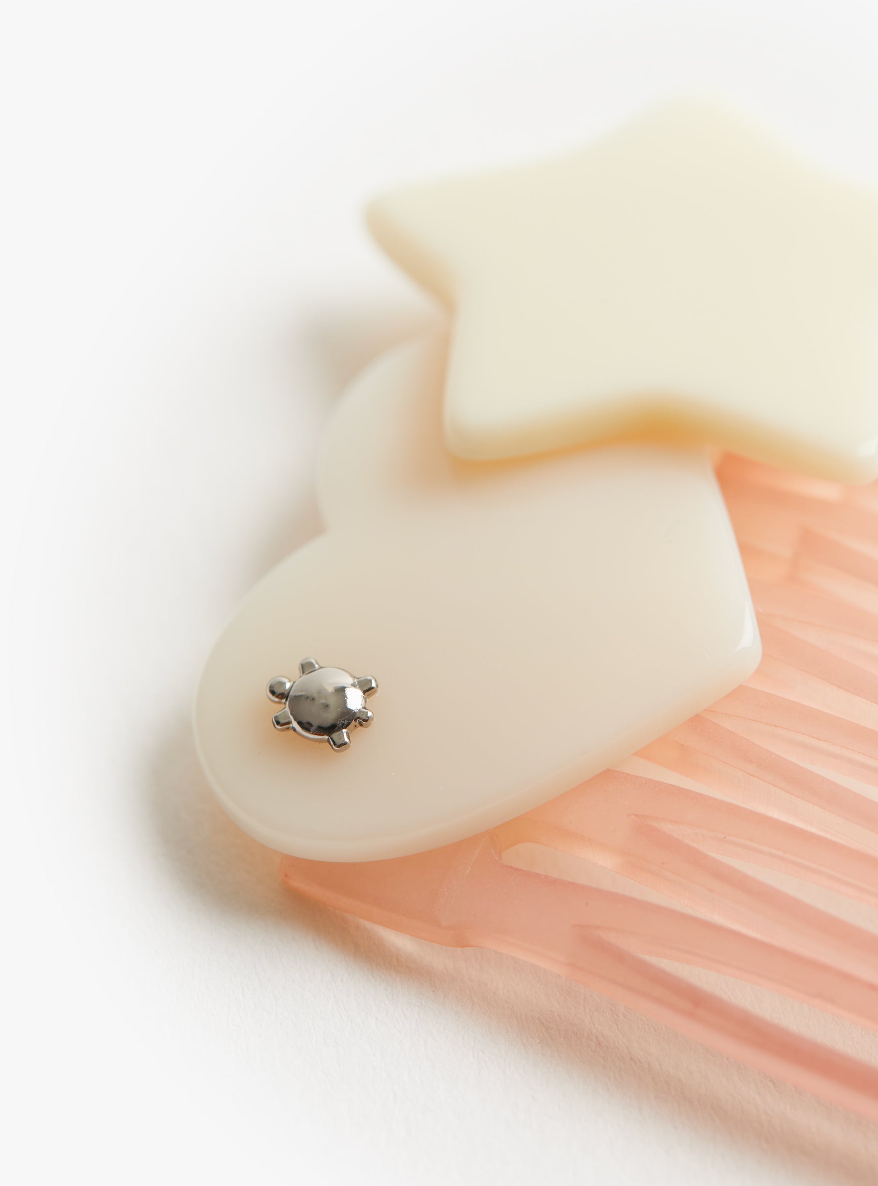 Dreamy Side Comb Strawberry Milk Strawberry Milk TURTLE STORY (logo detail) at Couverture & The Garbstore