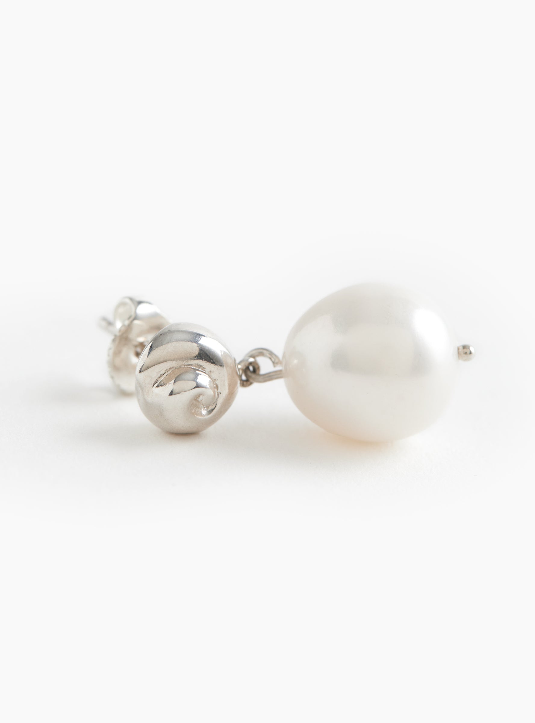 Caracol Pearl Drop Earrings Silver Silver Daniella Samper (detail) at Couverture & The Garbstore