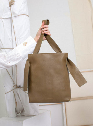 Angela Tote Khaki by Rejina Pyo | Couverture & The Garbstore
