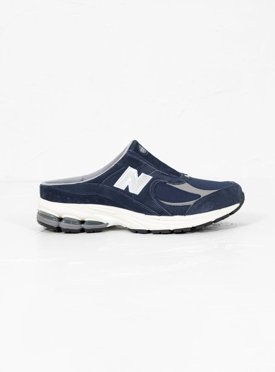 M2002RMW Mules Navy & Marblehead Grey by New Balance | Couverture  