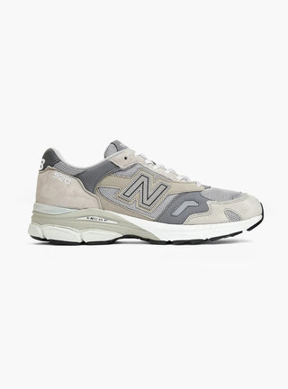 Made in UK M920GRY Sneakers Grey by New Balance | Couverture & The Garbstore